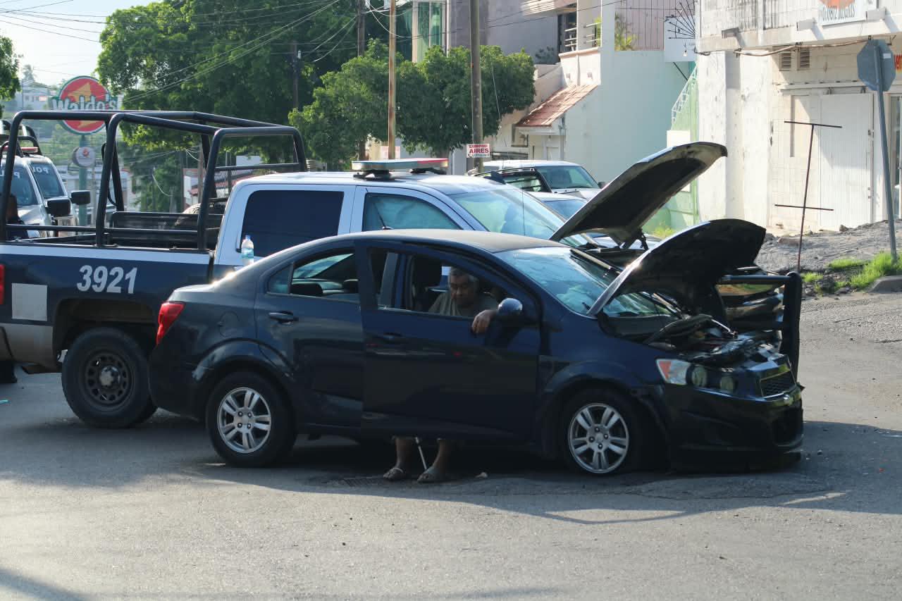 $!Choque de patrulla de la Policía Municipal y auto particular deja tres heridos en Cañadas, en Culiacán