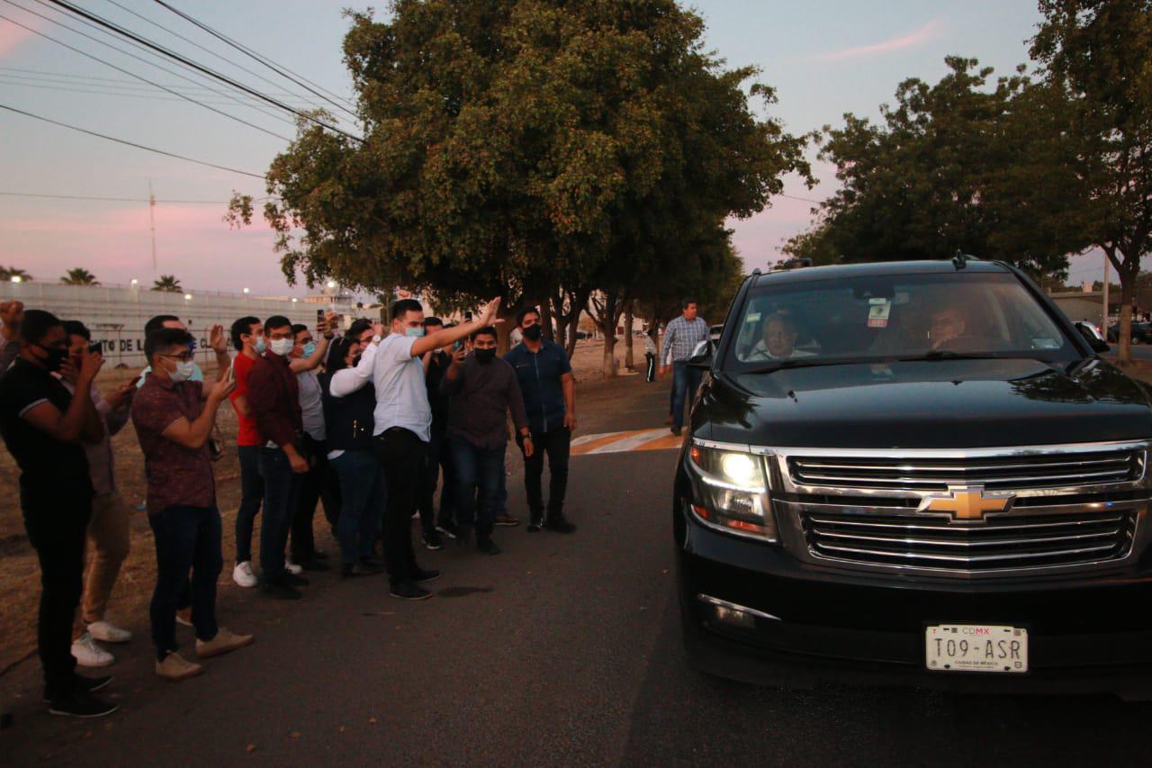 $!En Culiacán, campesinos, trabajadores del sector salud, y ciudadanos reciben a López Obrador... con protestas