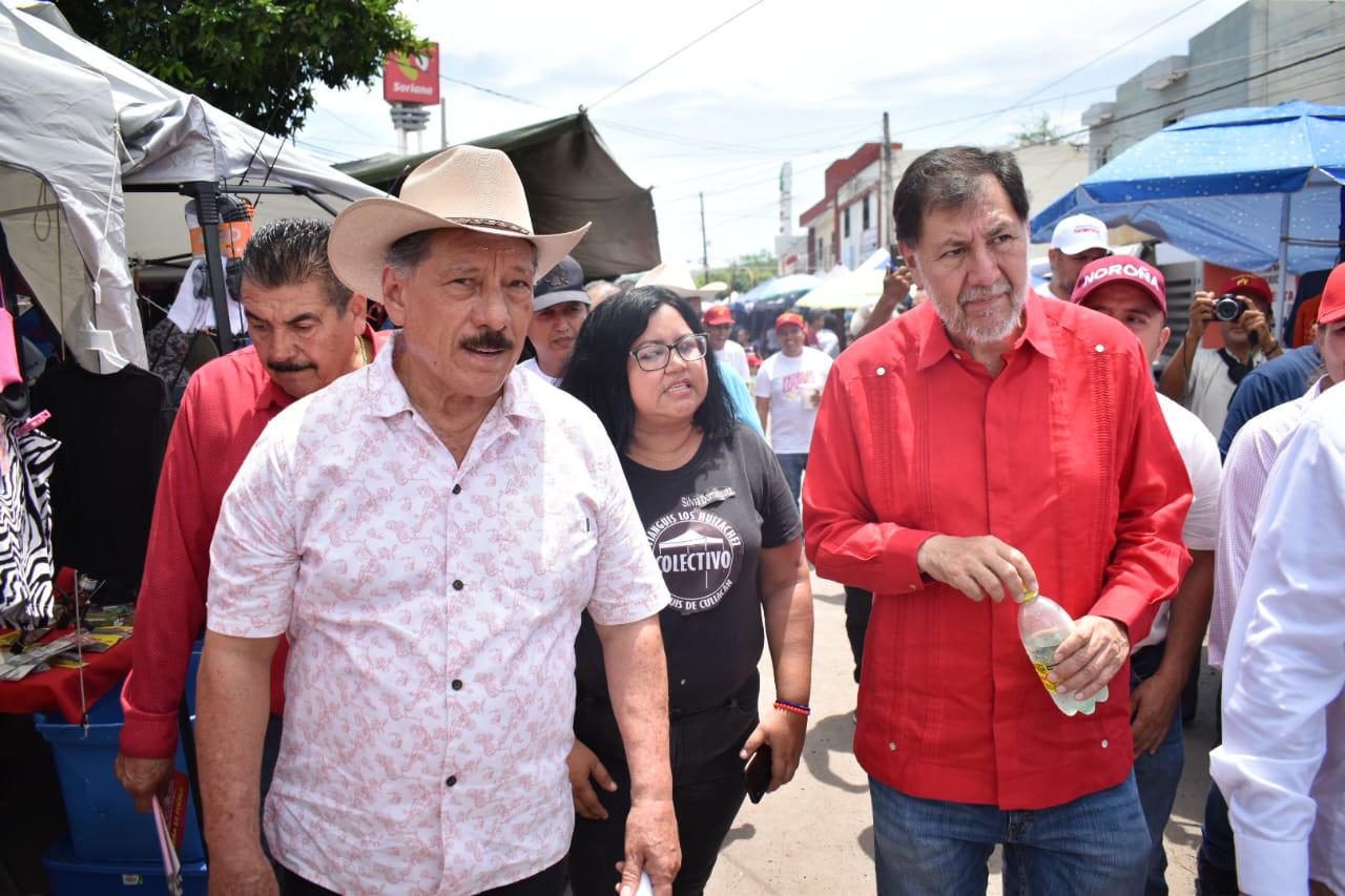 $!Pasea Noroña por tianguis de la Huizaches para cerrar gira en Sinaloa