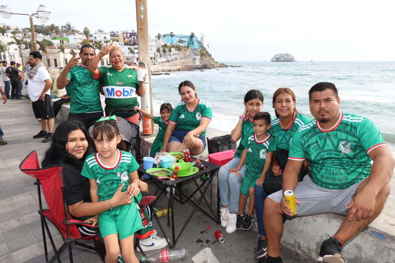$!Celebran centenares de personas el triunfo de México ante Sudáfrica en Olas Altas en evento Amamos el Futbol