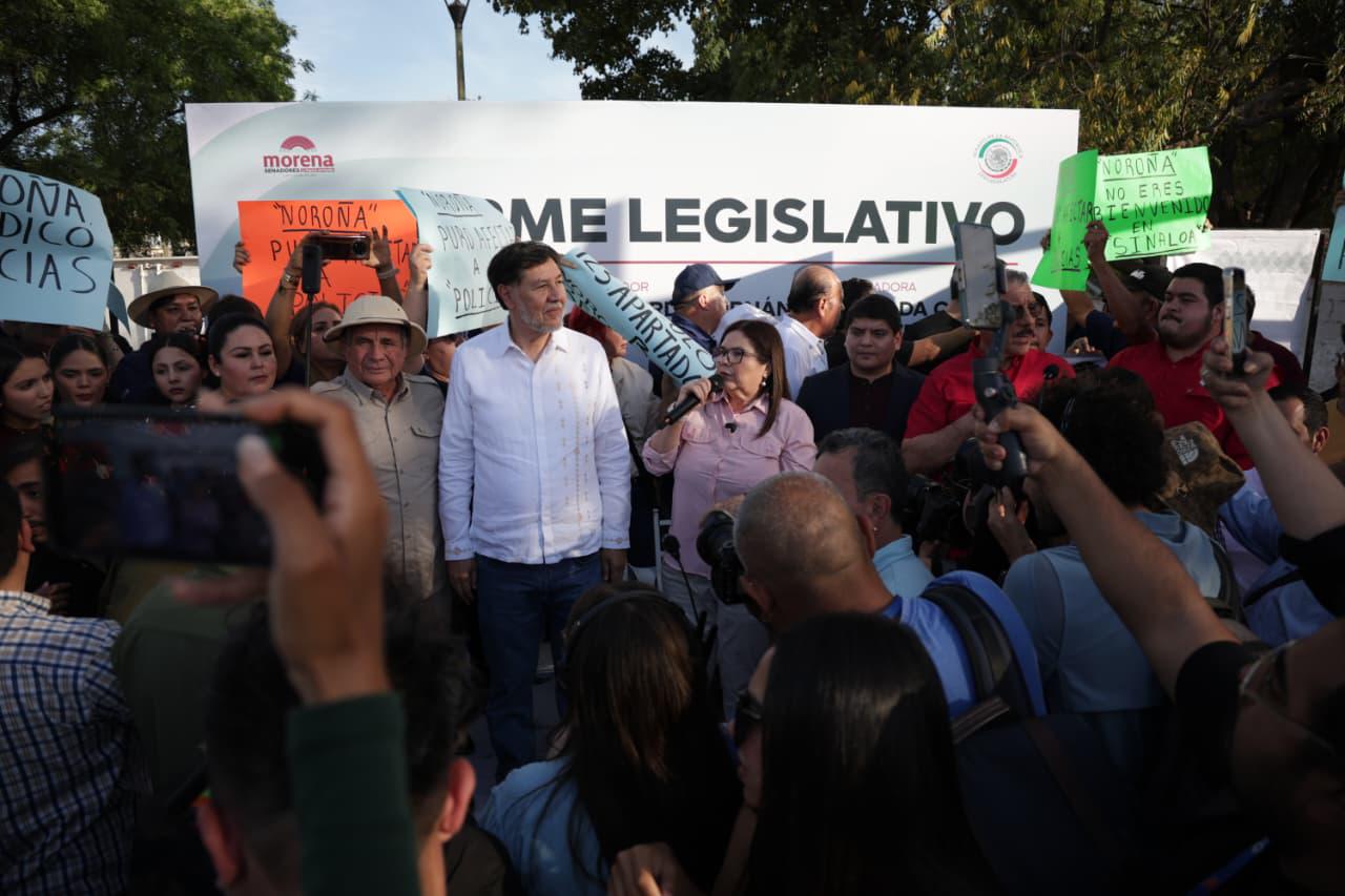 $!Irrumpen manifestantes en asamblea de Imelda Castro y Noroña en Culiacán