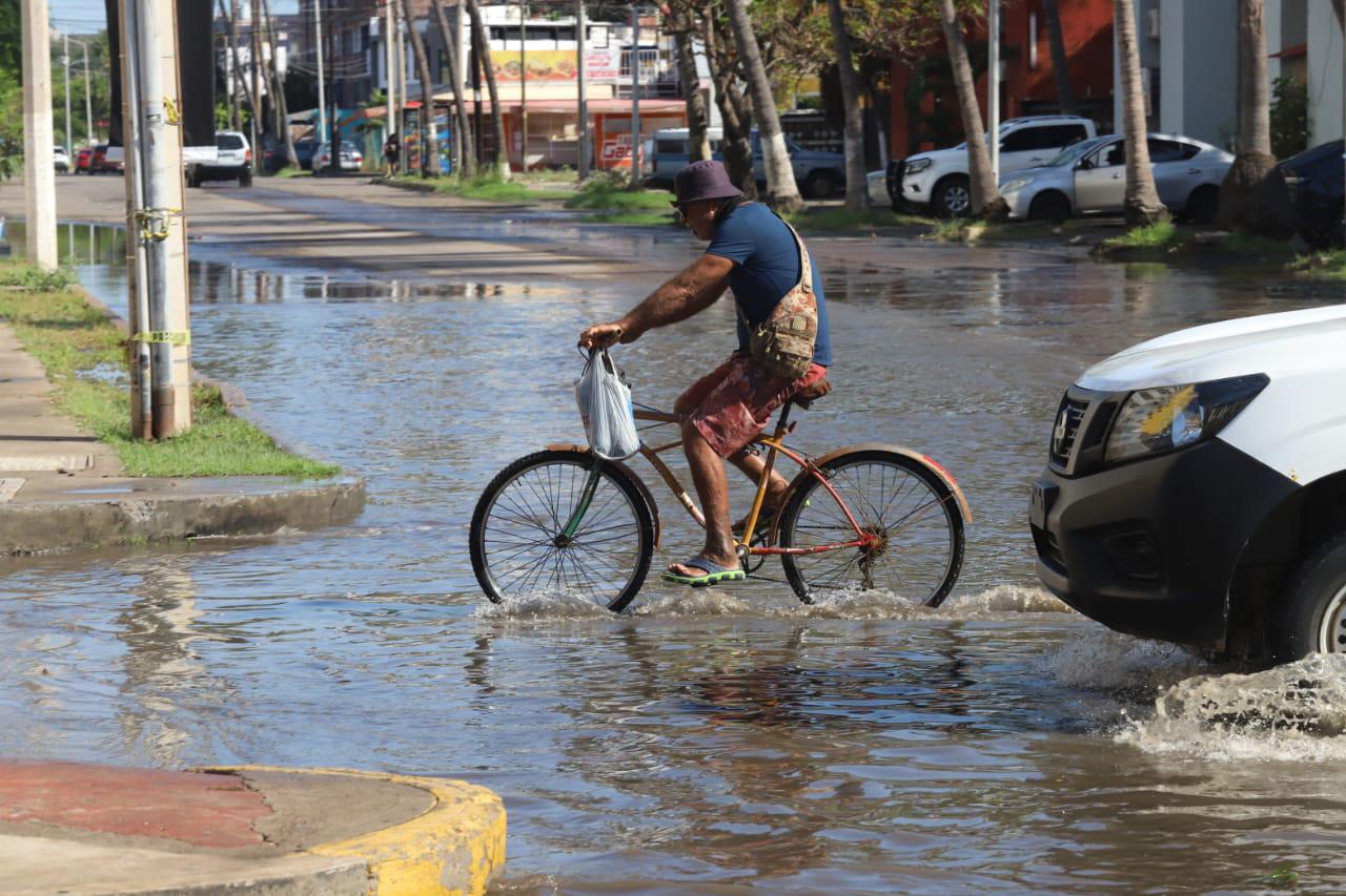 $!Dura cerca de 14 horas inundación de tramo de la Avenida Cruz Lizárraga tras lluvias en Mazatlán