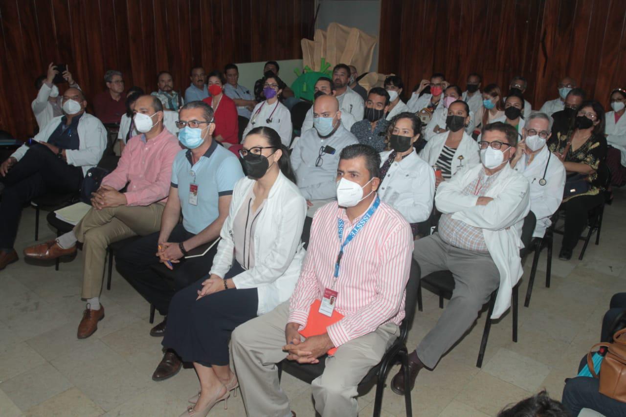 $!Los especialistas en la salud se reunieron en el Auditorio del nosocomio para acompañar en la ceremonia a Camacho López y a su equipo de trabajo.