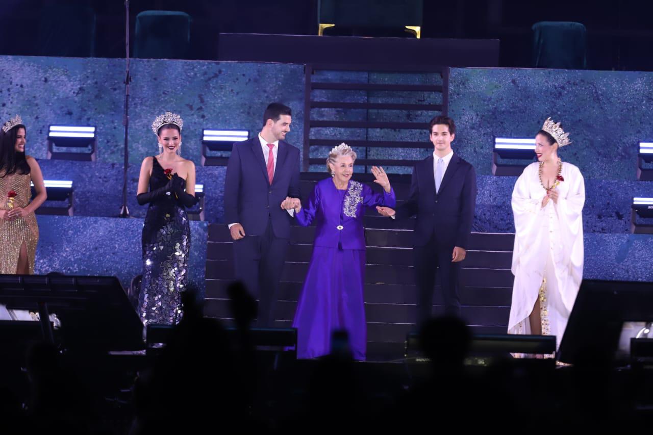 $!La señora Jeannette Collard, Reina de los Juegos Florales de 1956, quien estuvo acompañada de sus nietos, Guillermo y Miguel Ochoa Carrillo, saluda al público.
