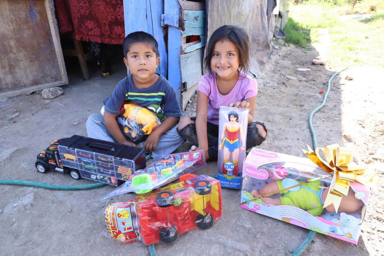 $!SÉ UN REY MAGO | A niños y niñas de Mazatlán los sorprenden los Reyes Magos este día