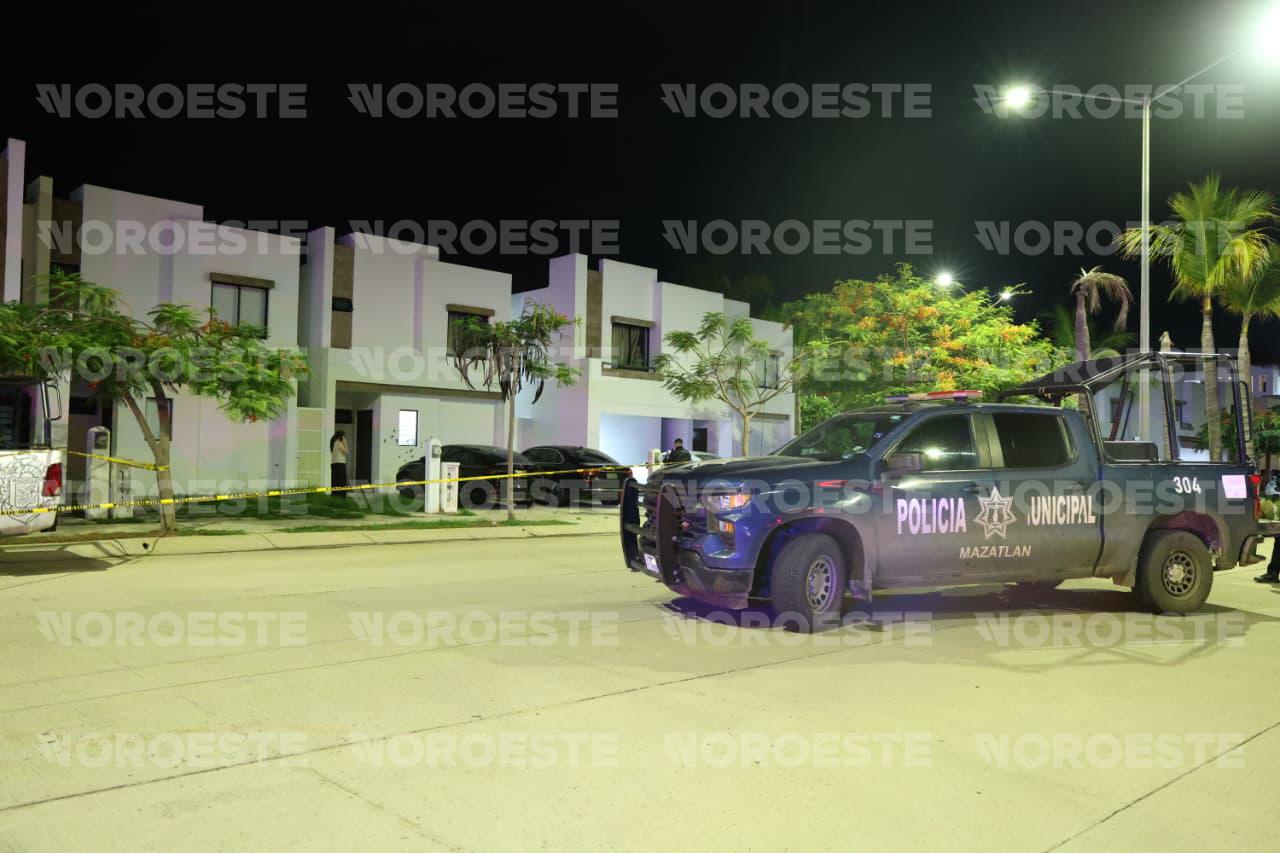 $!Ataque en residencial de Mazatlán deja casa baleada, camioneta incendiada y una presunta privación de libertad