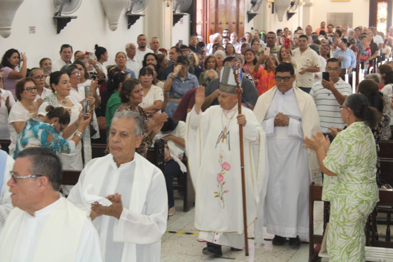 $!Llama Obispo de Mazatlán a ‘pasar la vida haciendo el bien’ durante fiesta de la Virgen del Rosario