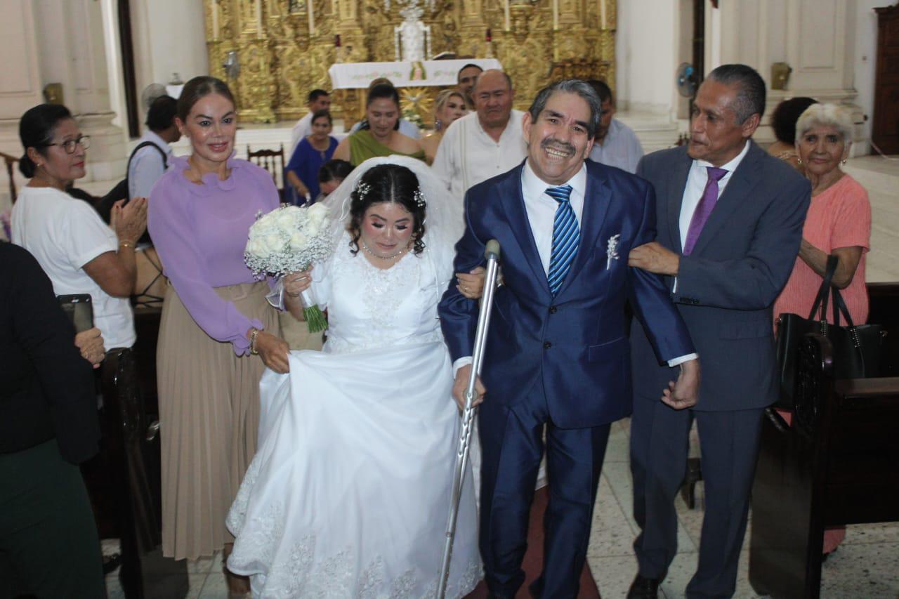 $!Rosarenses cumplen el sueño de Solbelen y ‘Tilico’ de casarse en el Santuario de la Virgen del Rosario