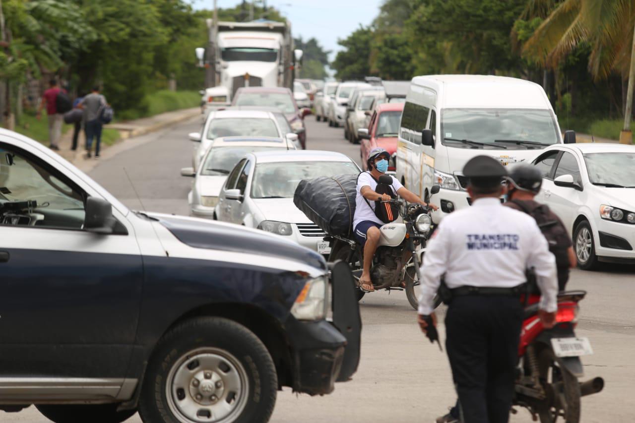$!Tras 11 días sin agua llega el hartazgo, y vecinos de la Juárez en Mazatlán bloquean vialidades como protesta