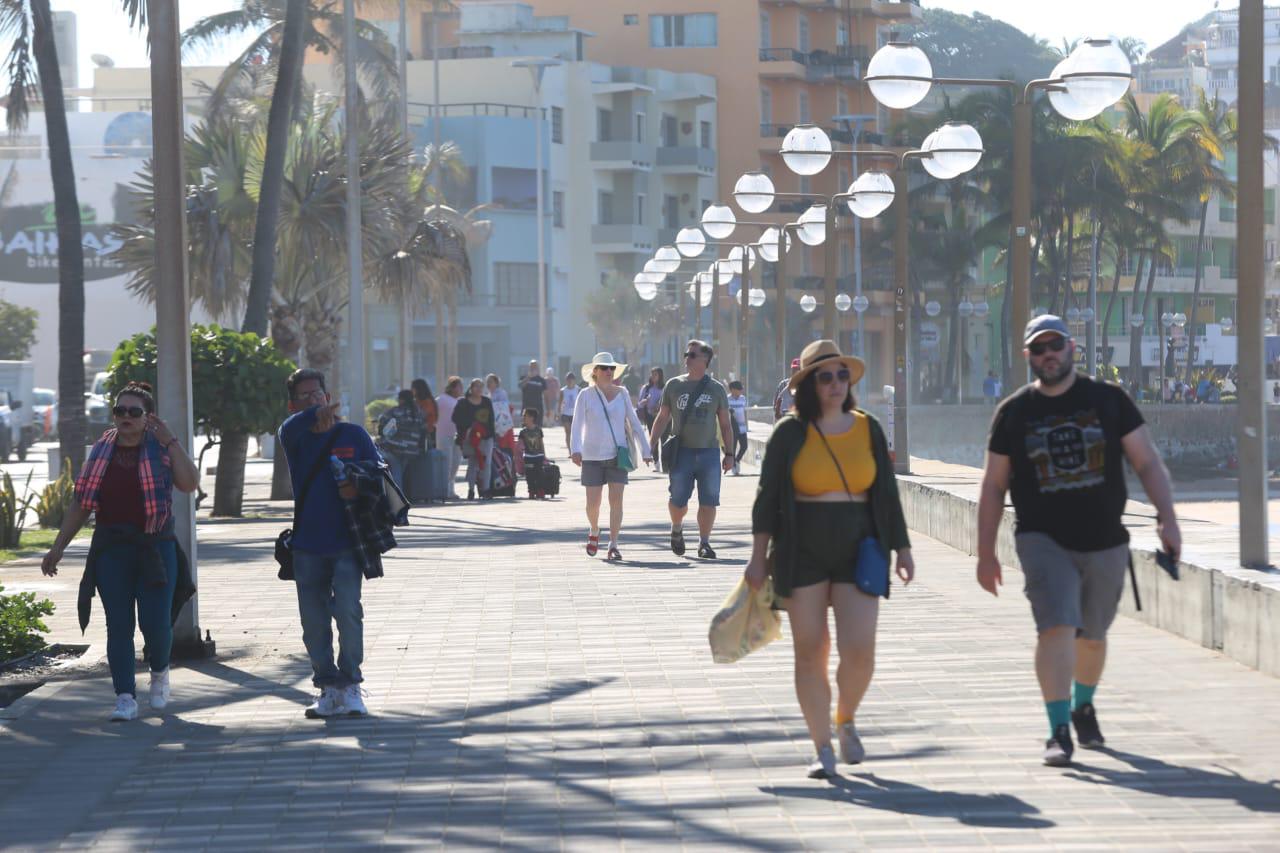 $!Pese al frío, cientos salen a disfrutar de la playa y malecón de Mazatlán