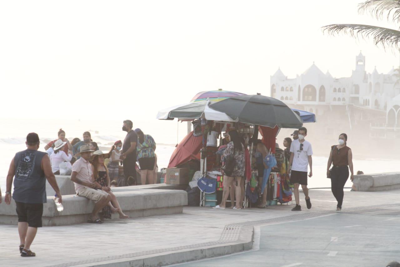 $!Playas en Mazatlán lucen llenas y sin sana distancia
