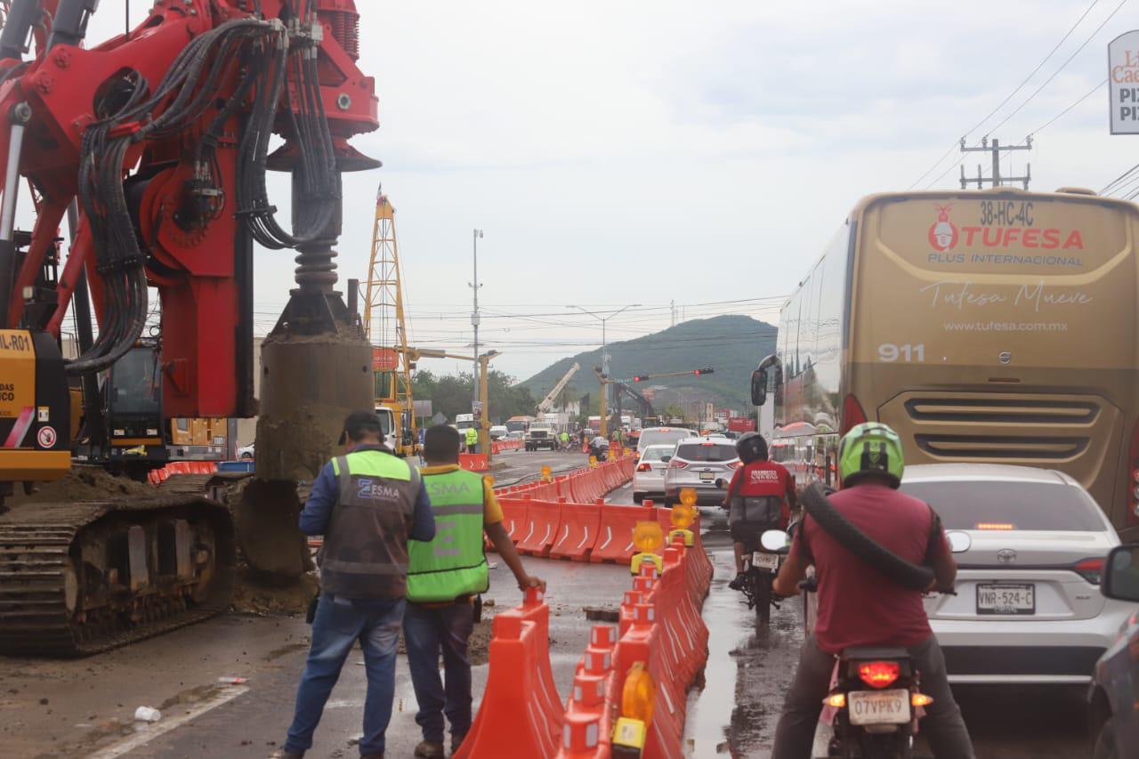 $!Obras en salida norte de Mazatlán generan caos vial y largas filas de tráfico