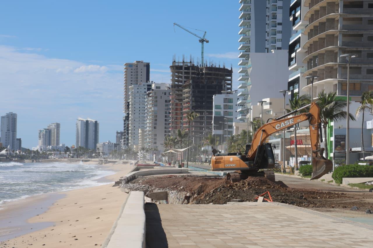 $!Además de seis socavones, oleaje deja daños en muros de contención y accesos del malecón de Mazatlán