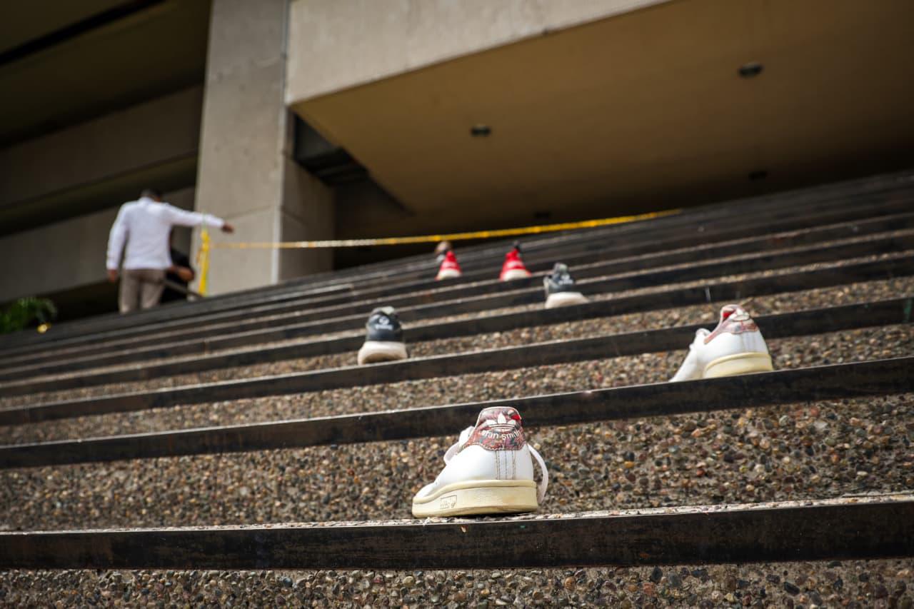 $!El camino de zapatos de los desaparecidos: dolorosa manifestación de madres buscadoras