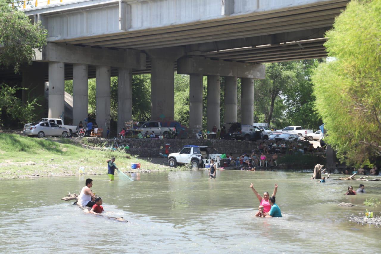 $!Huyen mazatlecos del calor y disfrutan del día en El Magistral y el Presidio