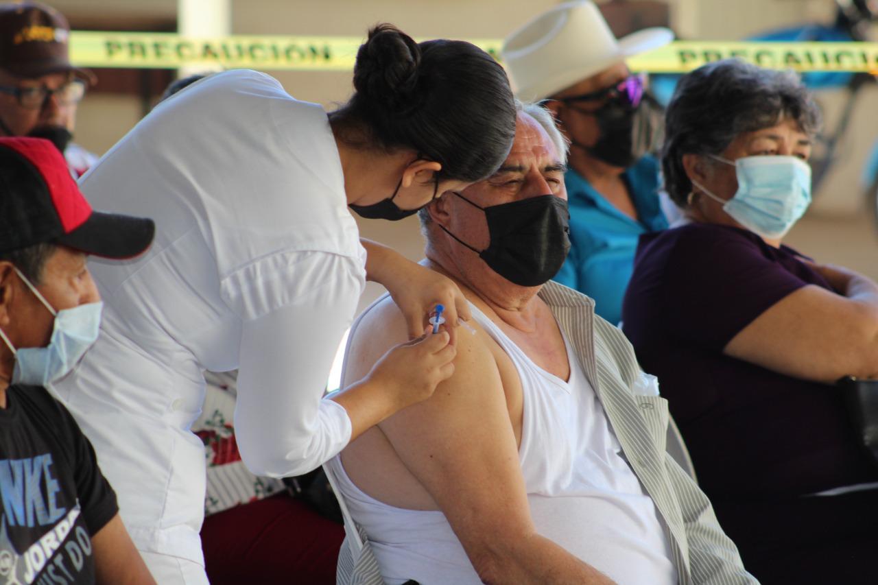 $!Adultos mayores atienden el llamado y acuden por su vacuna de refuerzo en Guasave
