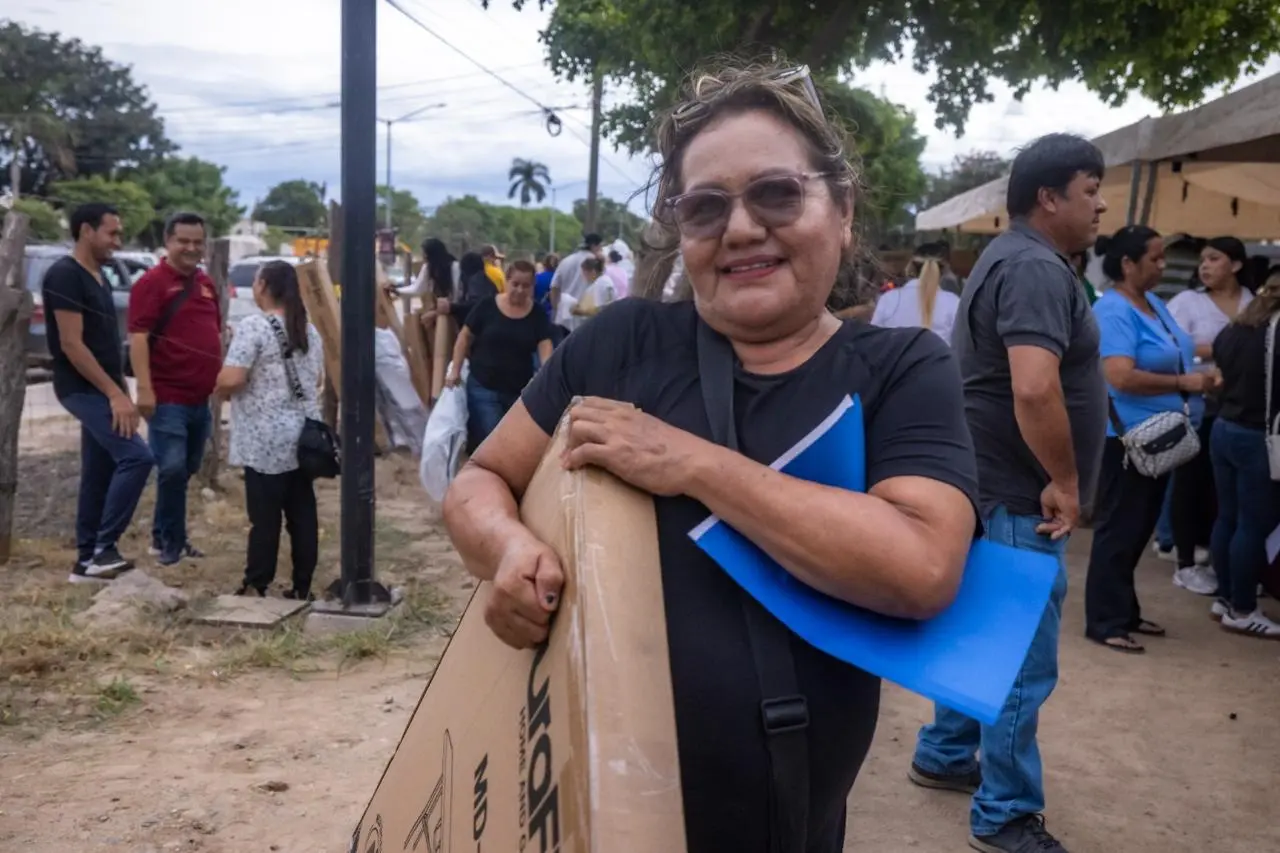 $!Juan José Ríos impulsa economía con entrega de equipos productivos