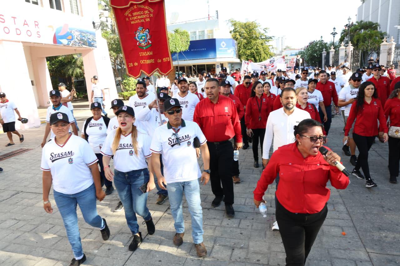 $!Exigen sindicalizados de STASAM justicia laboral durante el desfile del Día del Trabajo