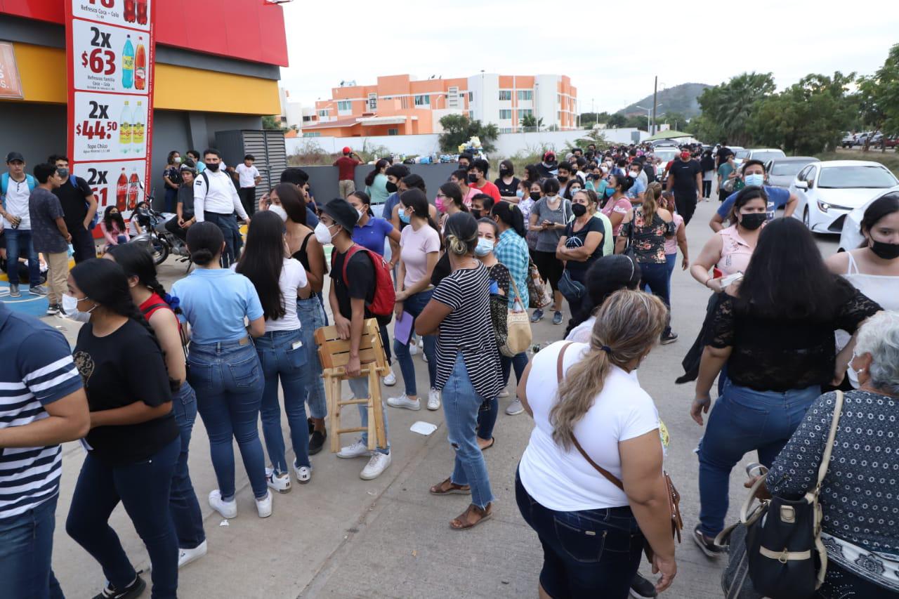 $!Se sale de control la vacunación a jóvenes de 15 a 17 años en Mazatlán