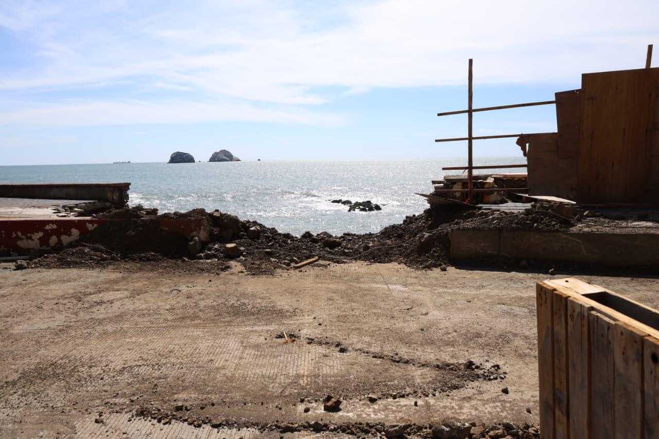 $!Además de seis socavones, oleaje deja daños en muros de contención y accesos del malecón de Mazatlán