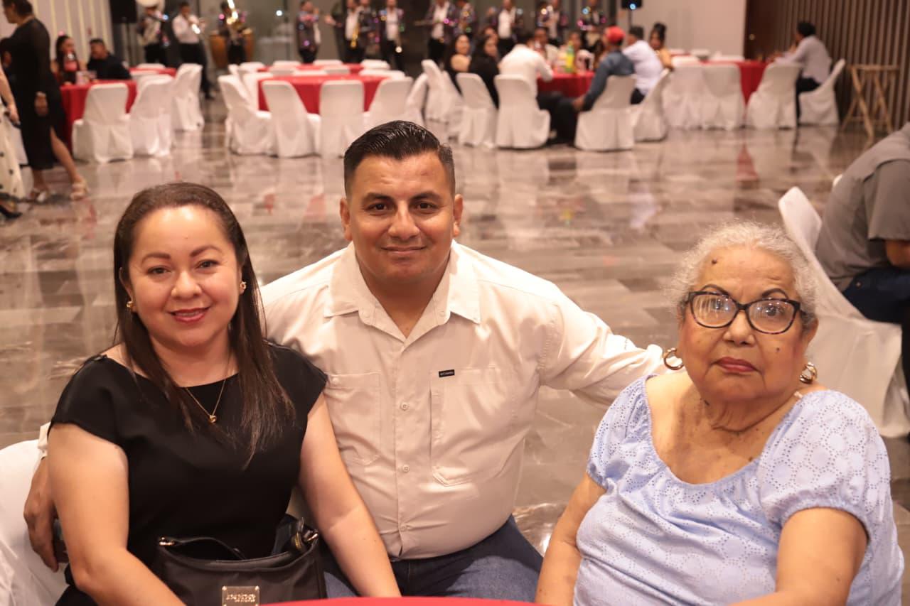 $!Claudia Furichi, Christian Tirado y Consuelo Tirado.