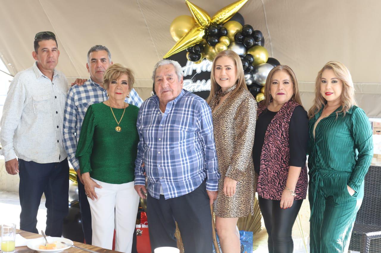 $!Lucy Calleros de Soto entre su esposo, José Luis Soto, y sus hijos José Cruz, Miguel Ángel, Karima, Rocío y Adriana.