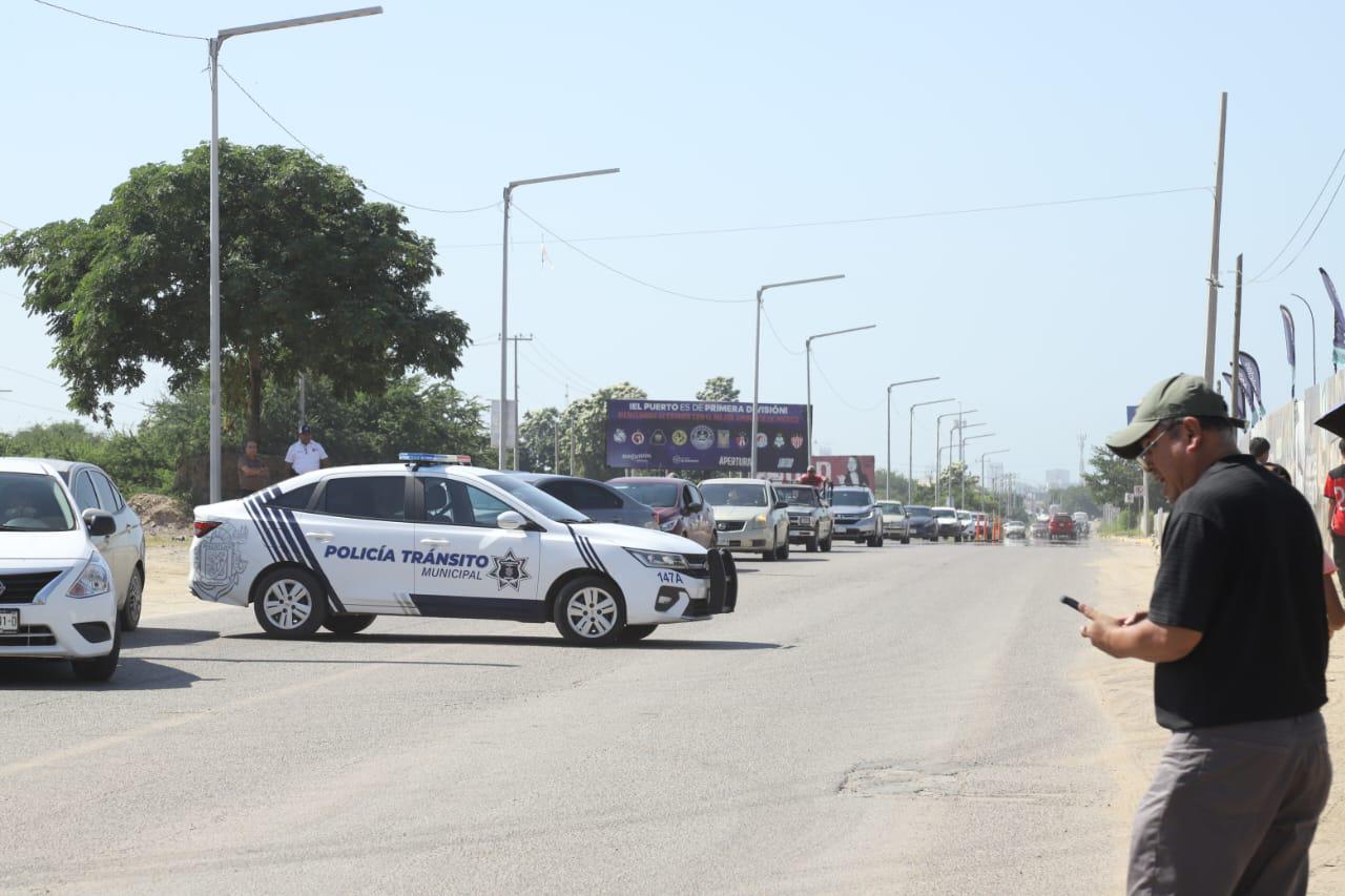 $!Bloquean Avenida Múnich, en Mazatlán, para exigir ampliación de rutas de camiones ya autorizadas