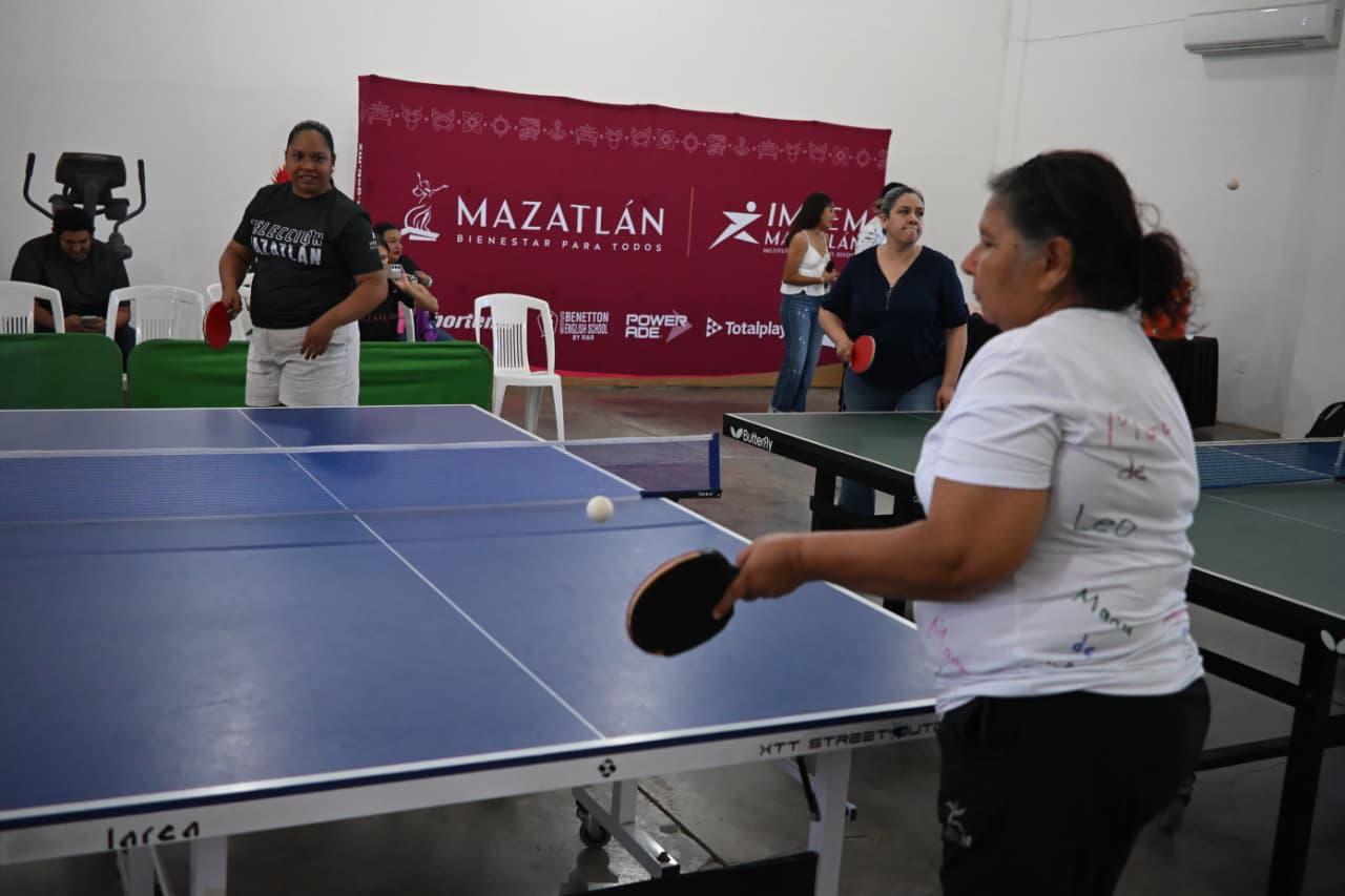 $!Mamás mazatlecas celebran su día con torneo de tenis de mesa
