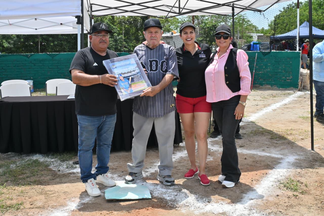 $!Homenajean a Jaime y José Ramón Magaña, en el arranque de la Liga Campesina de Beisbol Río Presidio