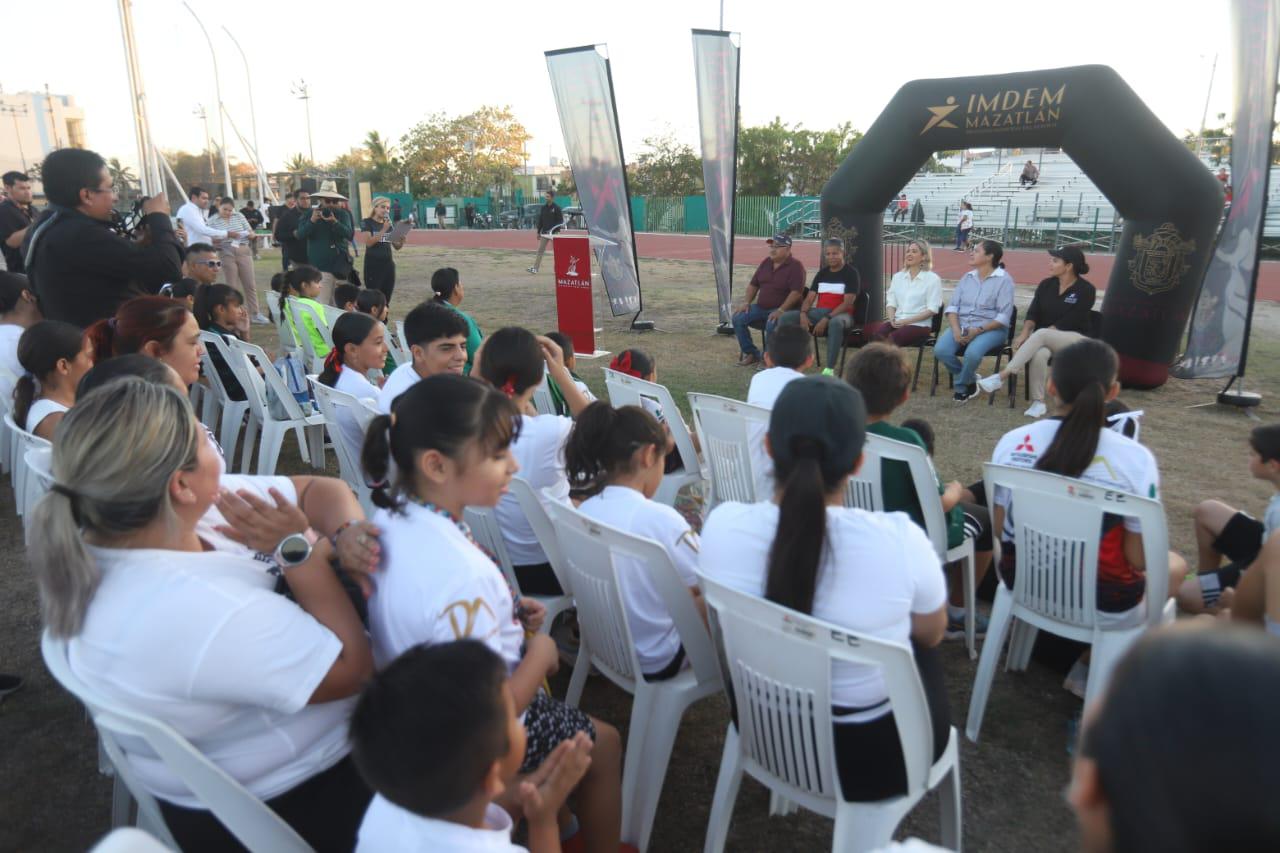 $!Dan banderazo de inicio de obra de techumbre, en Unidad Juárez de Mazatlán