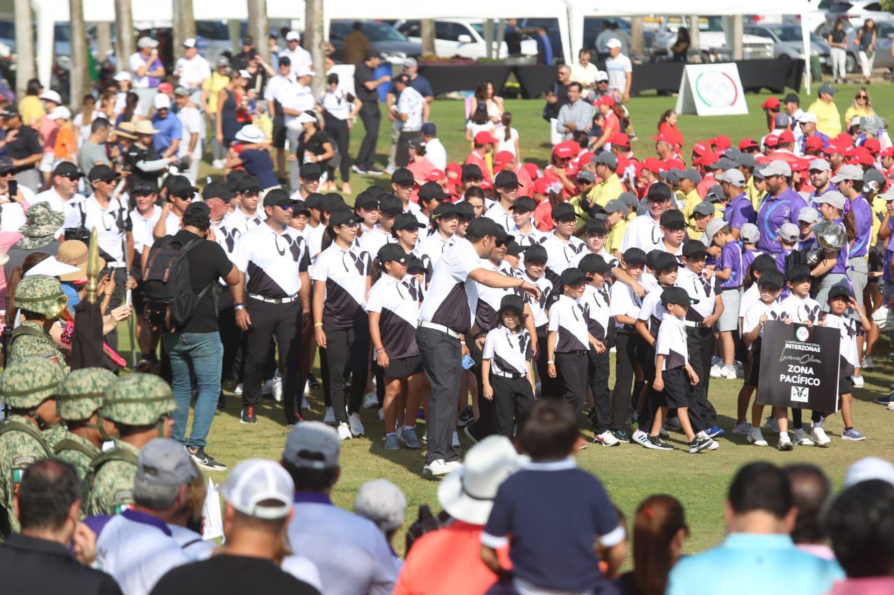 $!La apertura de la fiesta máxima del golf infantil y juvenil en México dio inicio con el desfile de los equipos participantes.