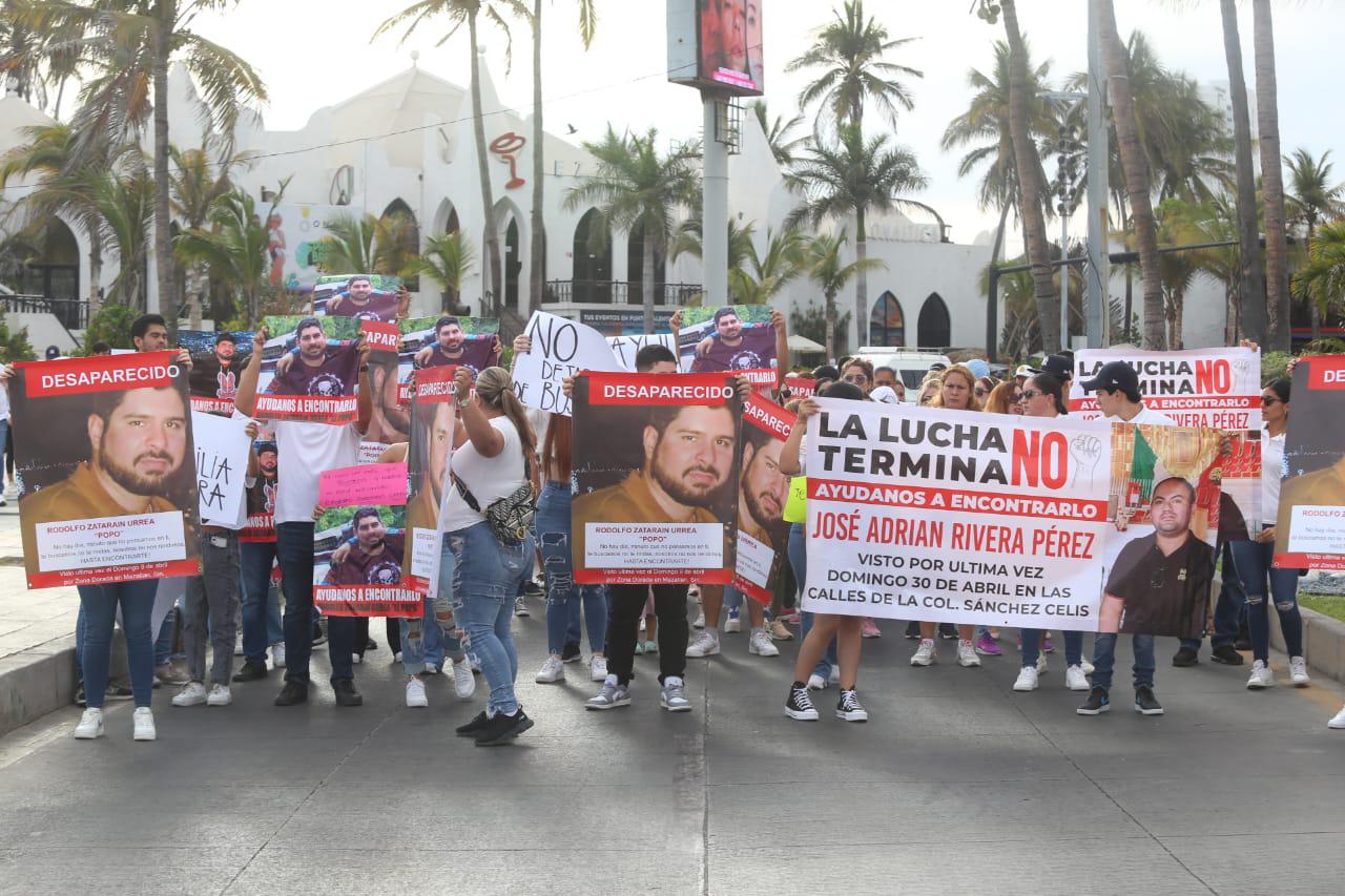 $!Marchan por José Adrián y Rodolfo, desaparecidos en Mazatlán