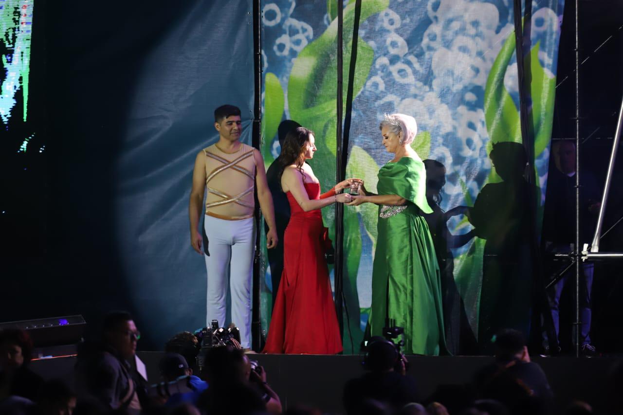 $!Paulina Carrillo Collard, Reina Infantil del Carnaval de Mazatlán de 1975, recibió su galardón de manos de su hija, María Luisa Ramírez.