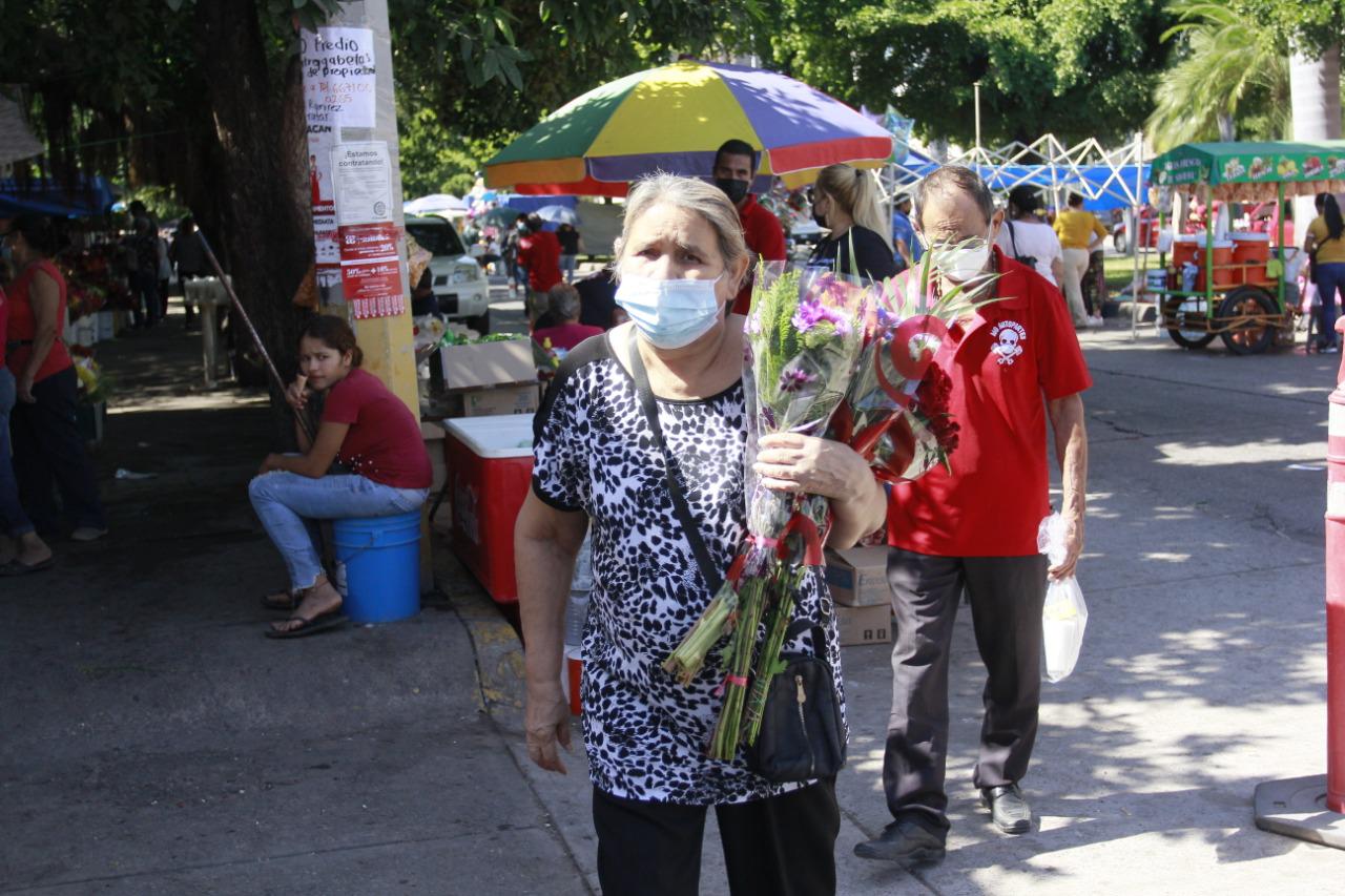 $!Con gran asistencia y sin contratiempos transcurre el Día de los Angelitos, en el Panteón Civil de Culiacán