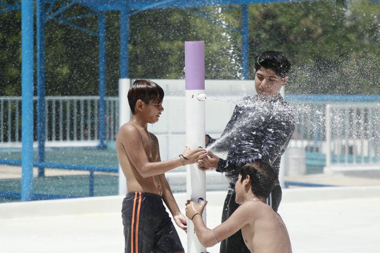$!En Culiacán, familias disfrutan del calor en balneario del Parque Culiacán 87