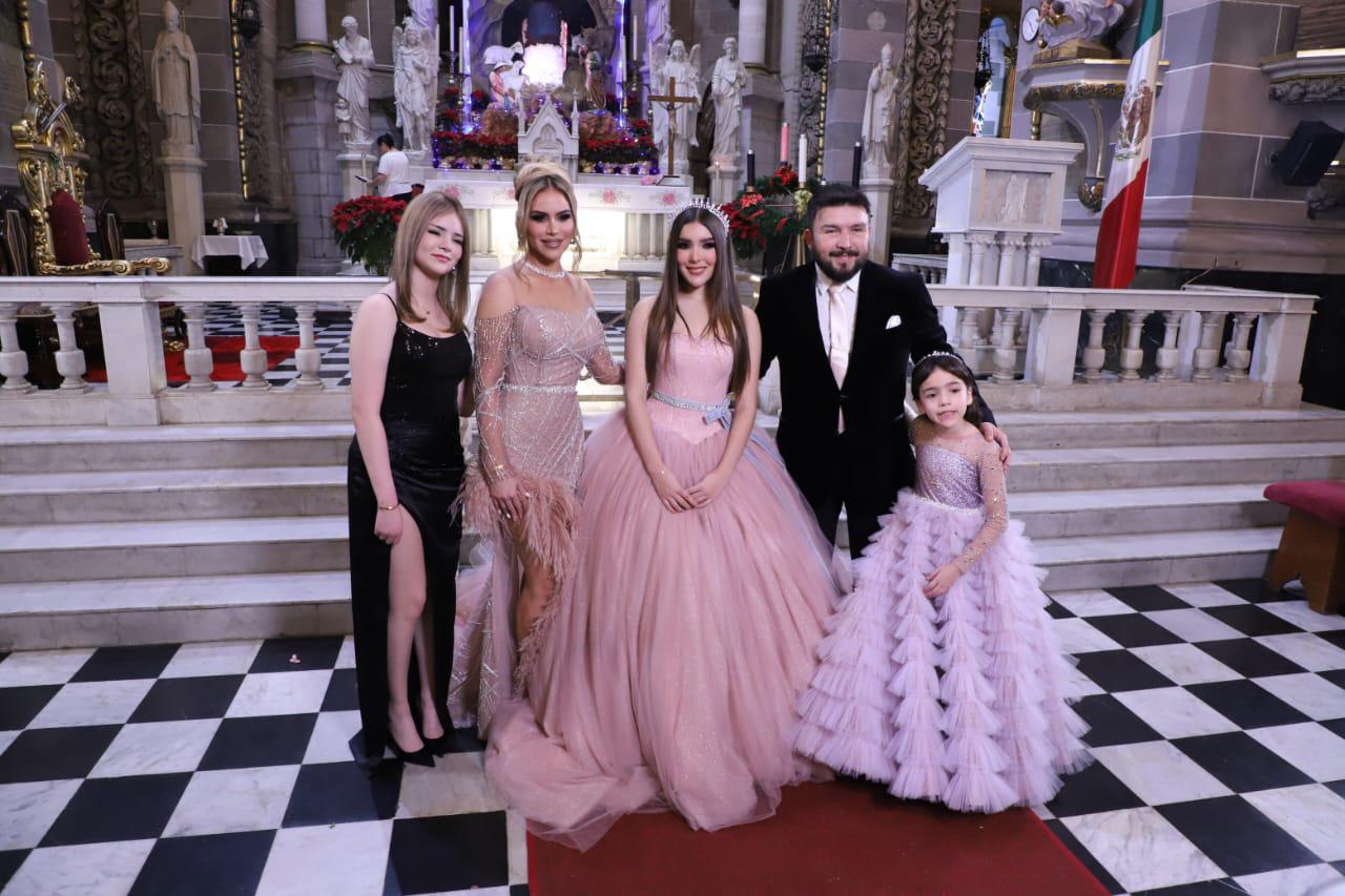 $!Celia y Poncho con sus hijas Celia Sofía, Ivanna, Ximena.