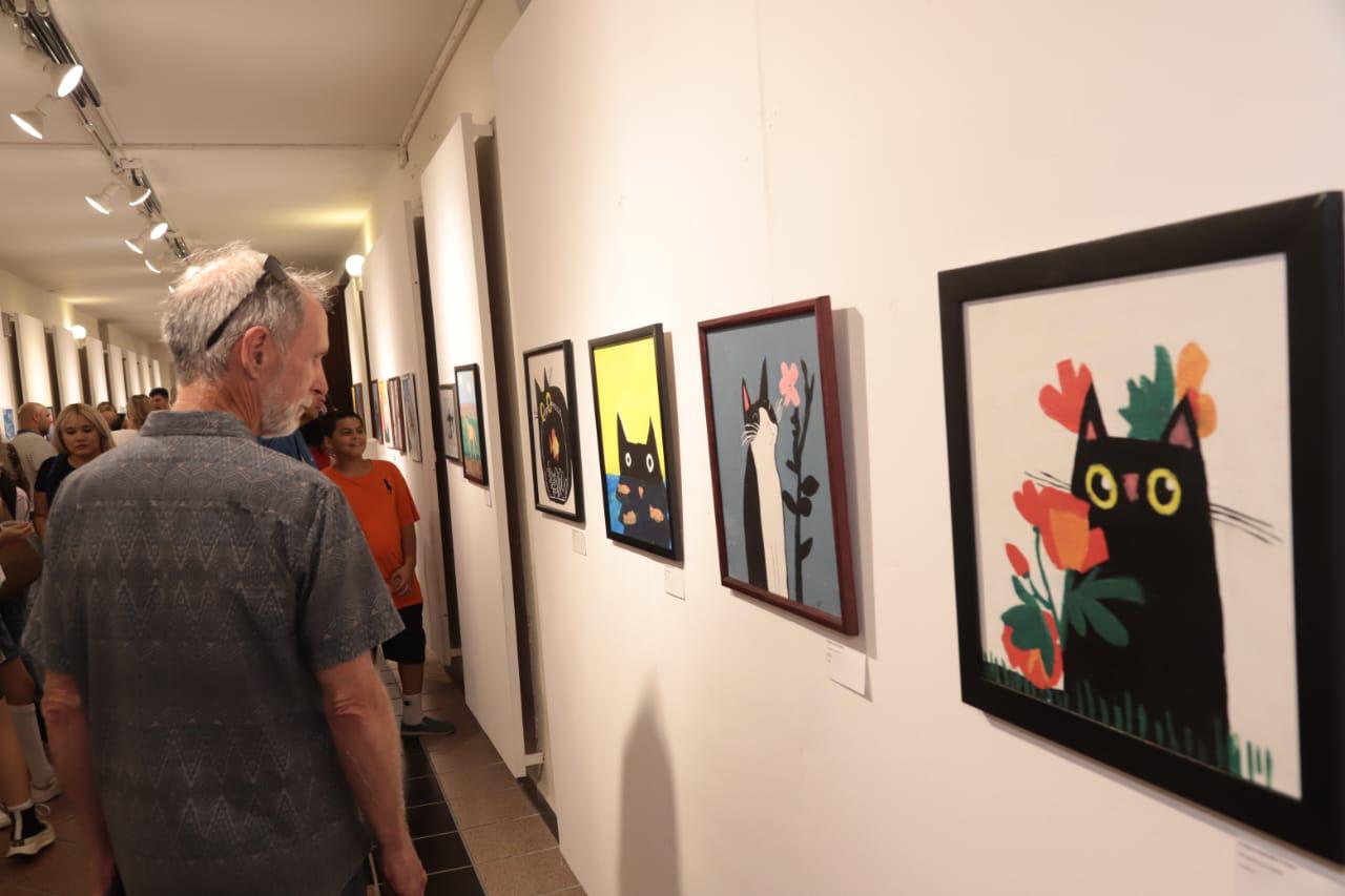 $!El público aprecia la muestra.