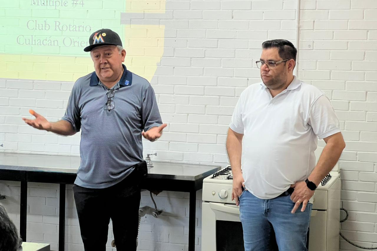 $!César Zamora Arellano, presidente de Club Rotario Culiacán Oriente, y Ángel Torróntegui López, director de CAM 04.