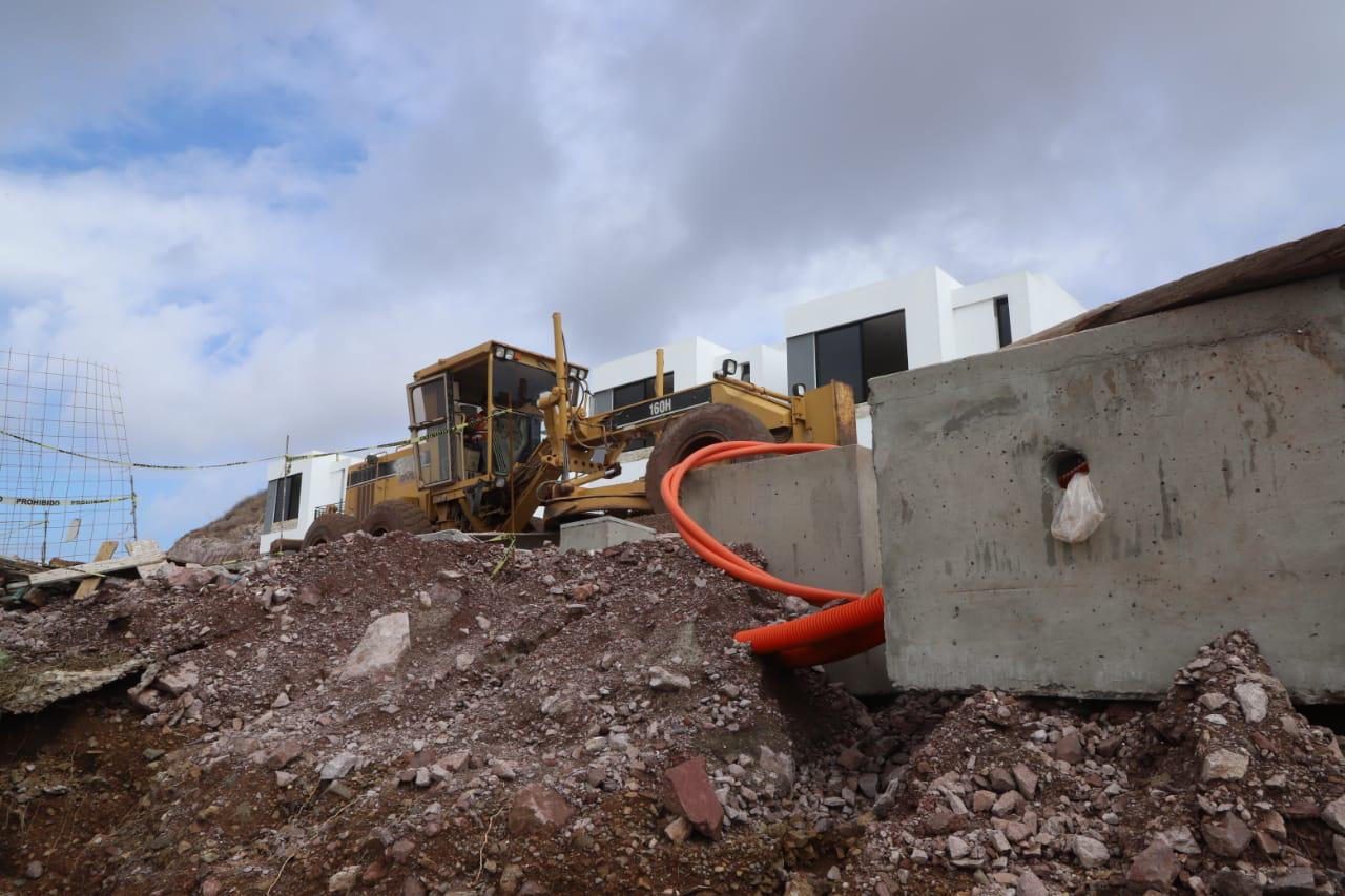 $!Lluvias provocan deslave en fraccionamiento sobre cerro y tumba barda en vivienda, al norte de Mazatlán