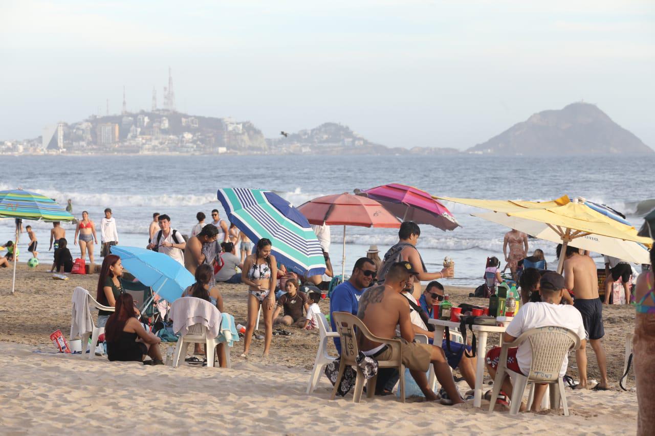 $!Aumenta afluencia de bañistas en playas de Mazatlán