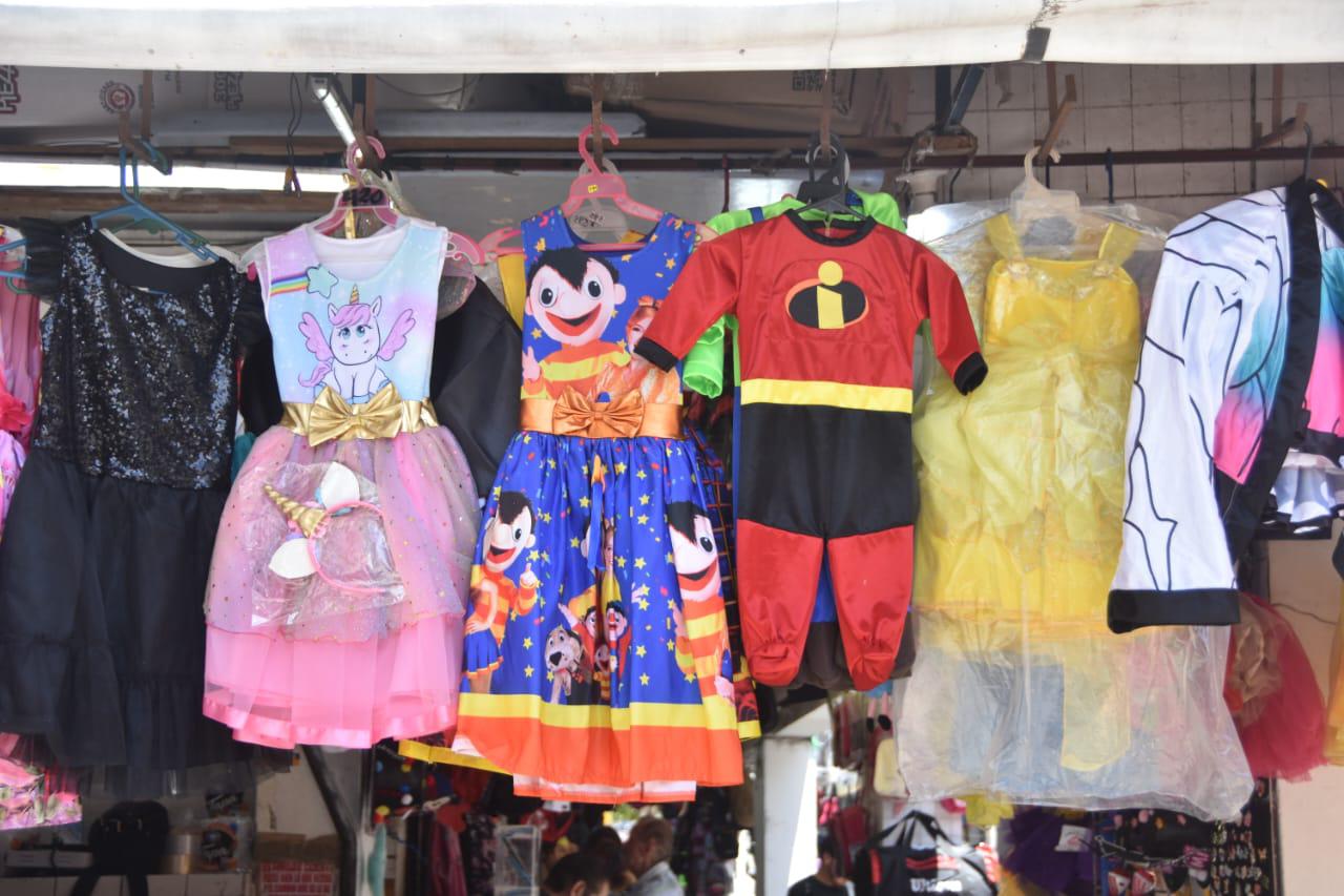 $!Listo el centro de Culiacán con venta de artículos previo al festejo del Día del Niño