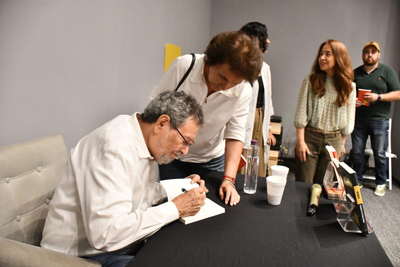 $!El autor se da tiempo para filmar algunos libros.