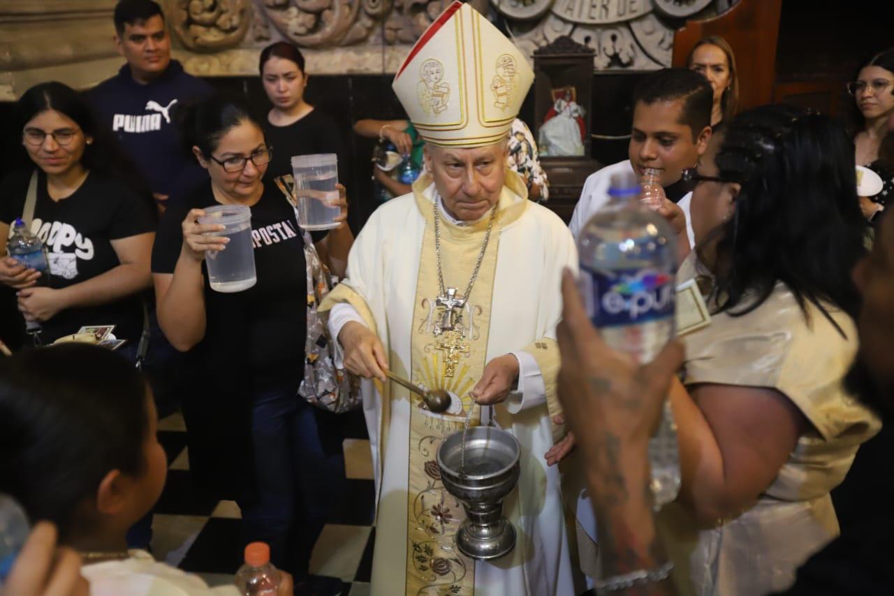 $!Celebran Resurrección de Jesucristo; encienden cirios y bendicen agua en Catedral de Mazatlán