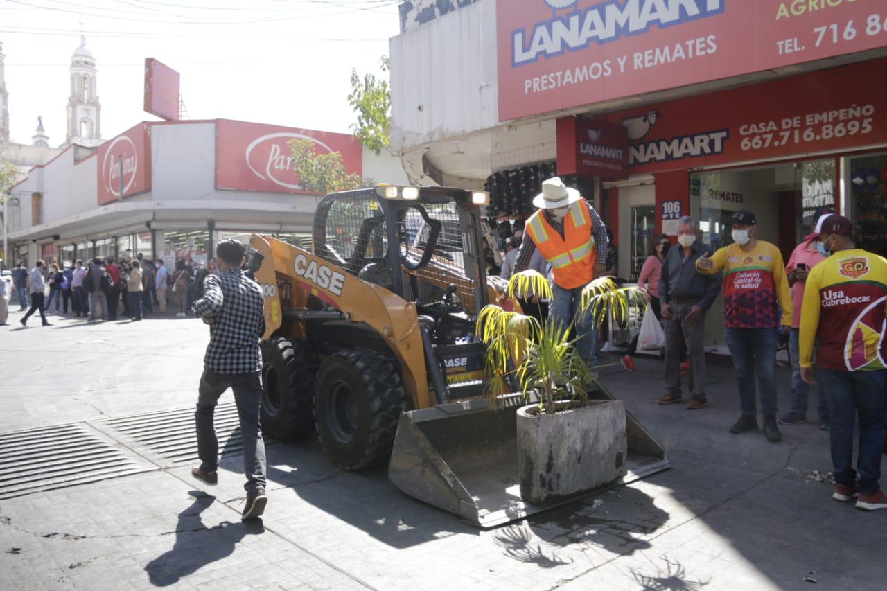 $!Quirino da la razón a comerciantes del Centro de Culiacán y retiran maceteros