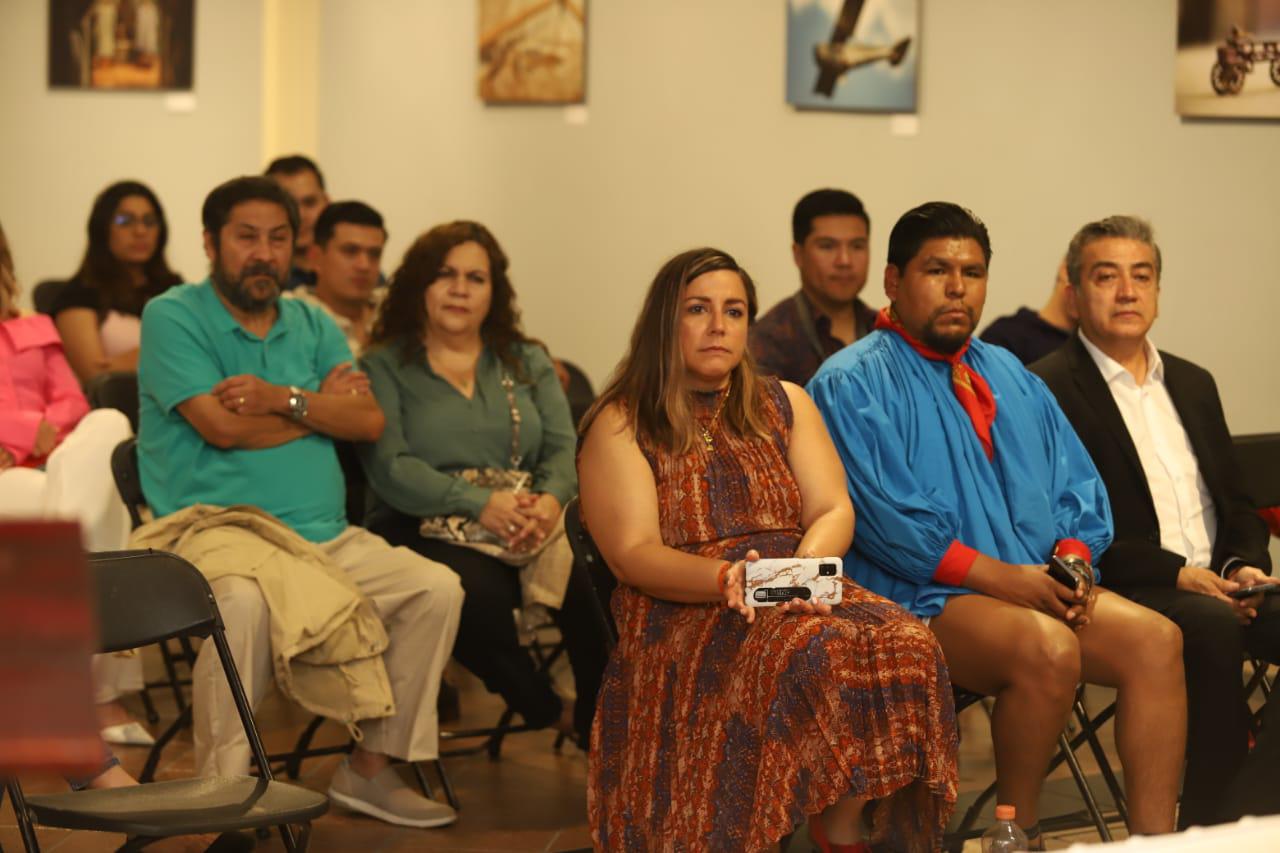 $!Los asistentes disfrutan de la presentación.