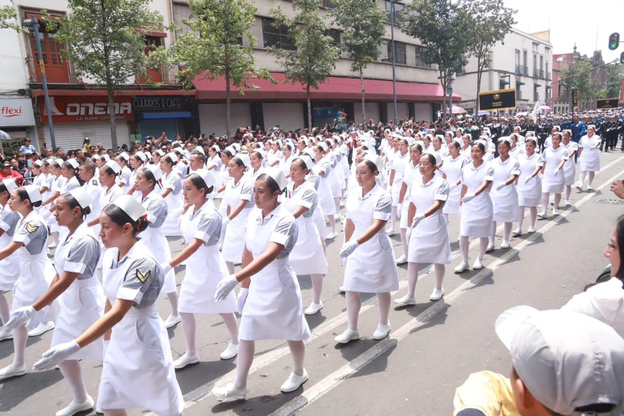 $!Sin representantes de otros poderes, AMLO encabeza desfile en 213 aniversario de la Independencia