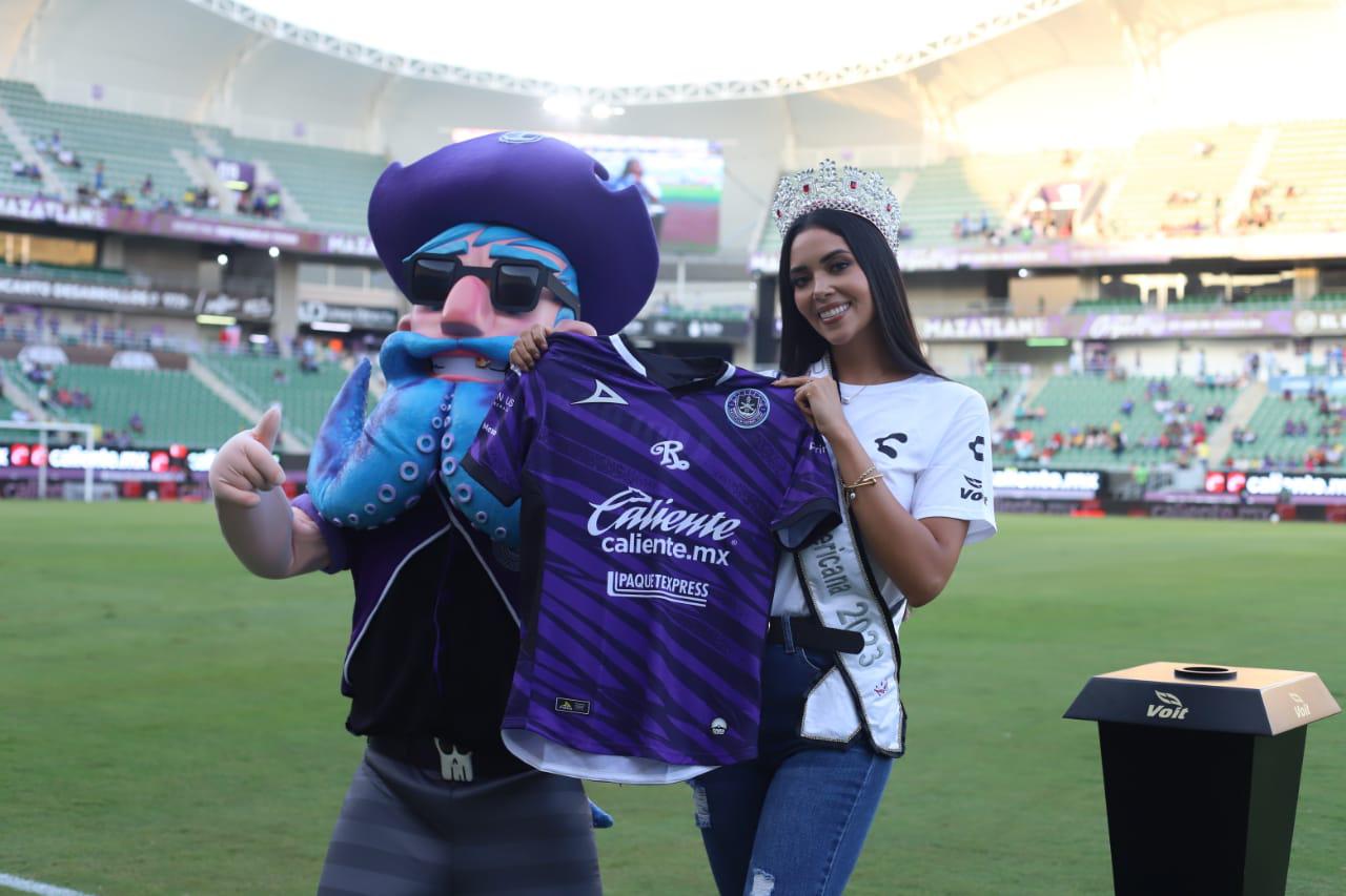 $!La mascota del Mazatlán FC junto a Carolina Pérez.