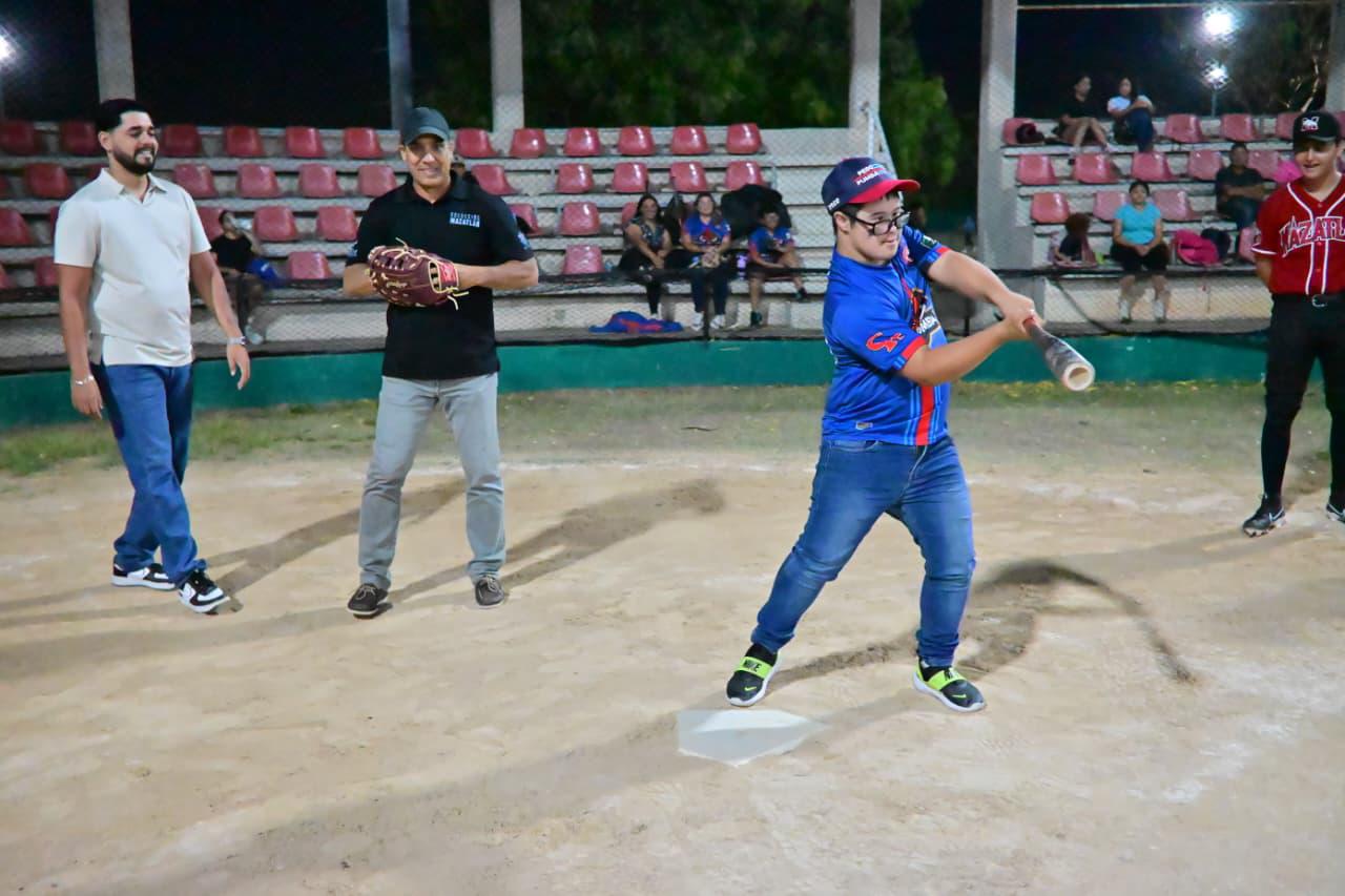 $!Rinden homenaje a Ulises Jiménez Sr. en la Liga de Beisbol Nocturna 2026