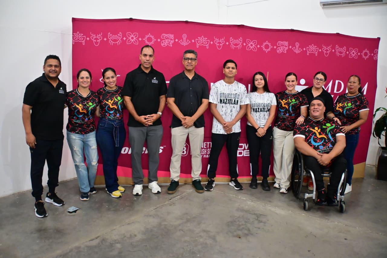 $!Atletas mazatlecos reciben uniformes para la Paralimpiada Conade