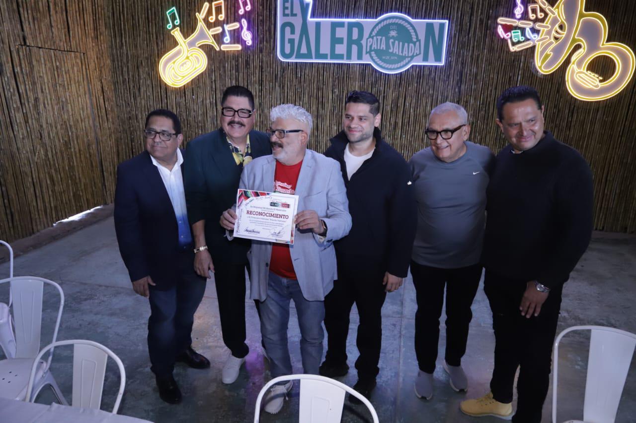 $!Casimiro Zamudio, líder vocalista de la banda, en compañía de los demás integrantes del grupo, anunció la decisión tomada por Vidriales, además de hacerle la entrega de un reconocimiento a su trayectoria.